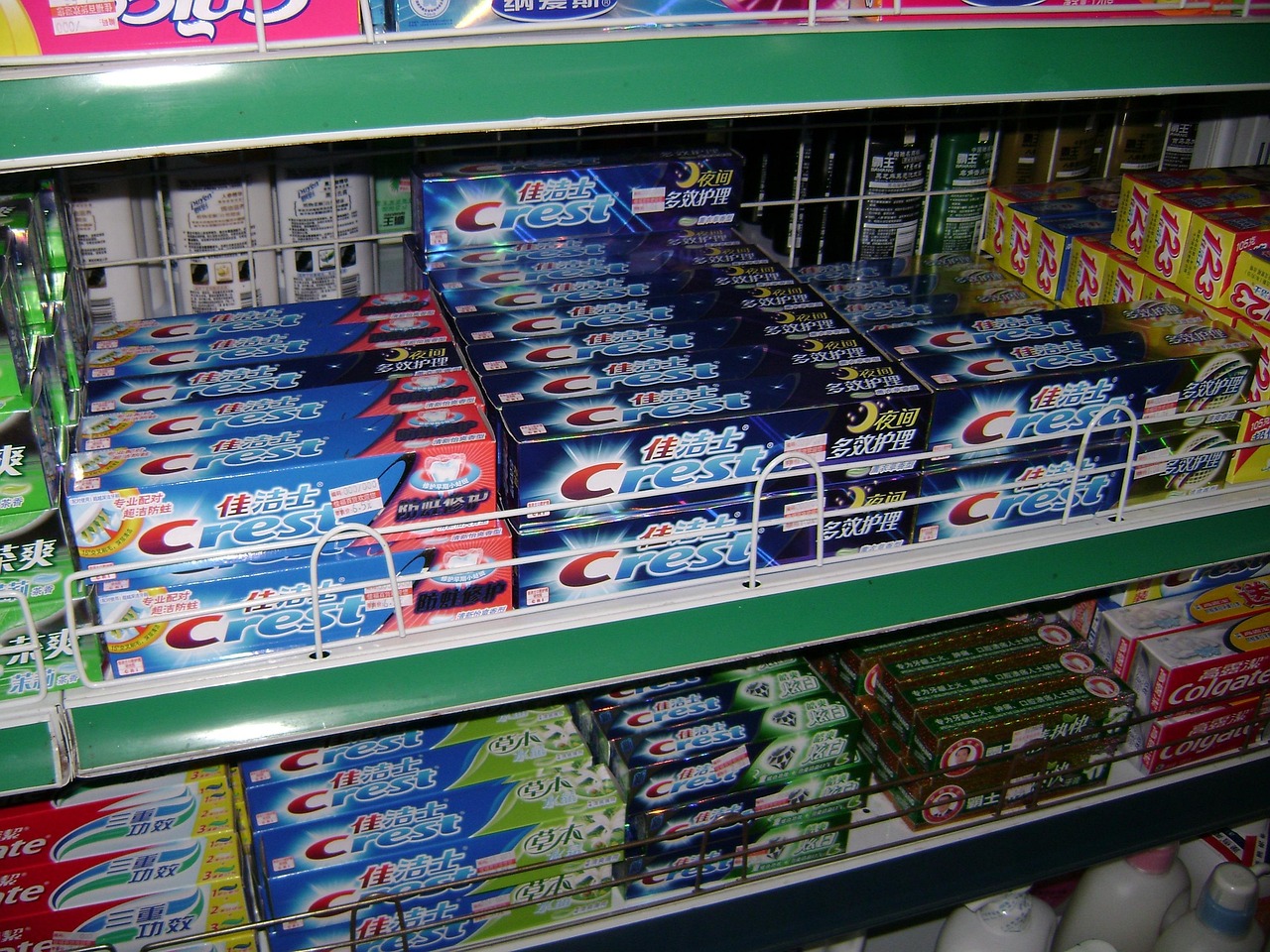 Estantería de tienda llena de referencias casi idénticas: el exceso de opciones paraliza al cliente en lugar de ayudarle a decidir