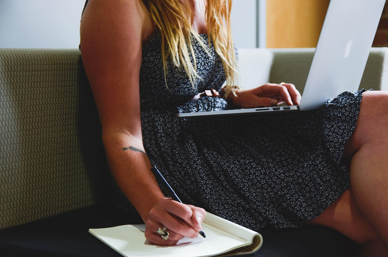 Una emprendedora revisa datos en su portátil sobre una mesa de trabajo: el ritual semanal de mirar los números del PMV y decidir